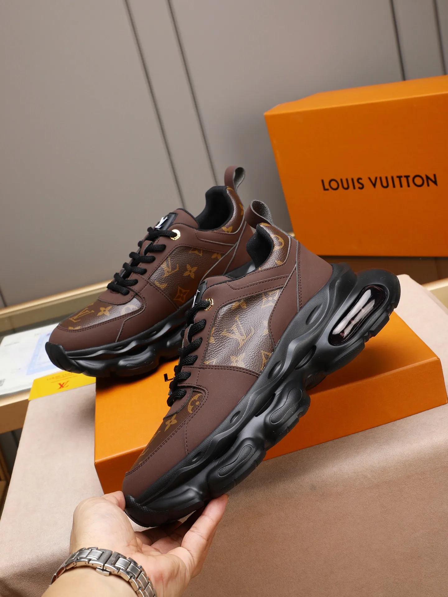 Men's shoes 💰460 [LV] Made of imported L special materials spliced ​​with cowhide and comfortable mesh lining. Private molded foam air cushion outsole, super light and comfortable on the feet! Perfect last shape, generous and fashionable design, 5 colors available! Code number: 38–44 (45 customized